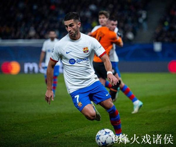 欧冠-莱万首开纪录奥斯梅恩追平 巴萨与那不勒斯1-1握手言和